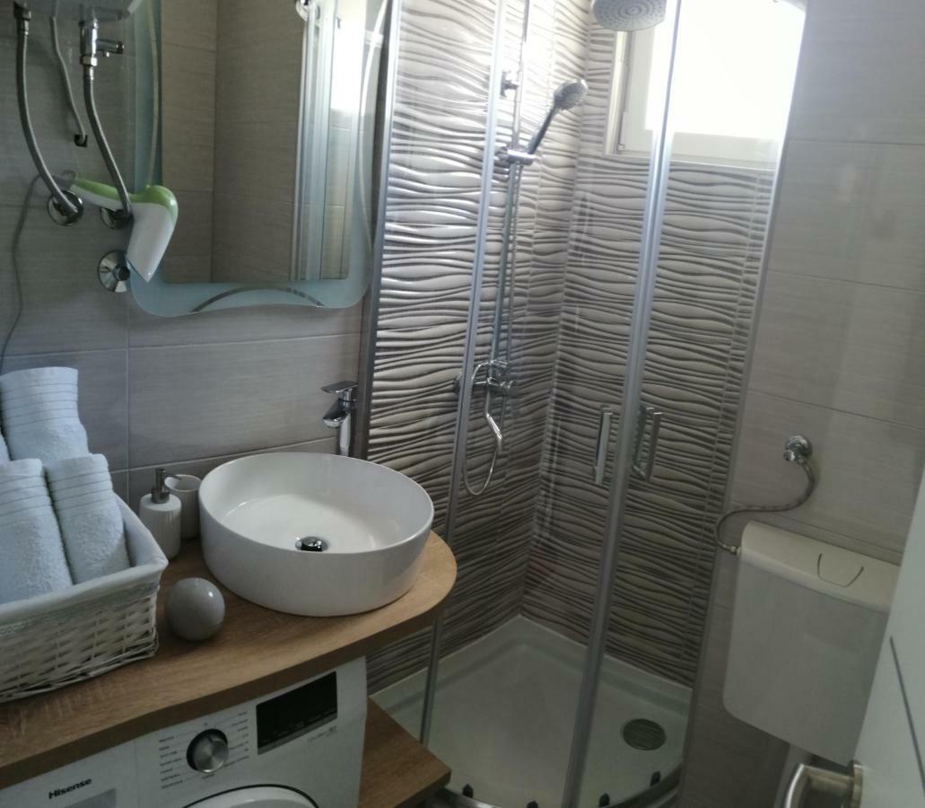 Studio Apartment Lanterna Zara Esterno foto